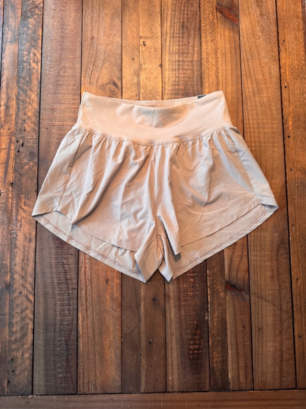 DSG Women's Knit Waistband Performance Stride High-Rise Short. Size Small. Tan
